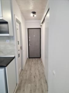 - un couloir avec une porte et du parquet dans l'établissement APARTAMENT IN CENTRU, à Oradea