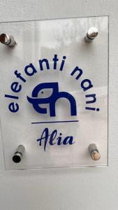 um sinal numa parede com o nome de aania em Elefanti Nani em Livadia