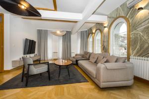 un soggiorno con divano e tavolo di Art of Living luxury suite a Sarajevo