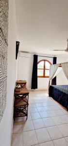 um quarto com uma cama e piso em azulejo em Ginger Villa Somone em Somone