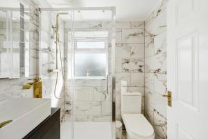 Bathroom sa Stunning House in Bristol - Hot Tub - Sleeps 10