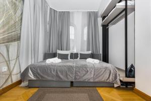 - une chambre avec un lit et 2 serviettes dans l'établissement Art of Living luxury suite, à Sarajevo