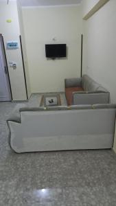 Ikea flat 5 في الغردقة: غرفة معيشة مع أريكة وتلفزيون بشاشة مسطحة