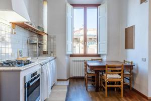 kuchnia z drewnianym stołem i jadalnią w obiekcie [Duomo] Elegante Appartamento we Florencji