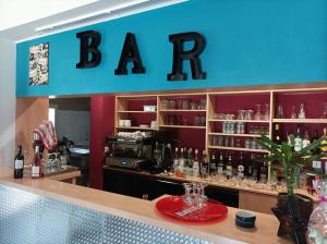um bar num restaurante com uma placa de bar por cima em CAMPING DE LA CHALARONNE em Saint-Didier-sur-Chalaronne