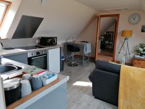 eine Küche mit einem Waschbecken und einem Sofa in einem Zimmer in der Unterkunft "Balmoral View" in Ollach