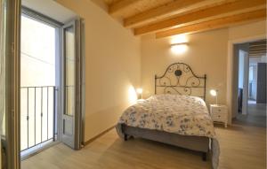 Un pat sau paturi într-o cameră la Beautiful Home In Albagnano Di Bee With House A Panoramic View
