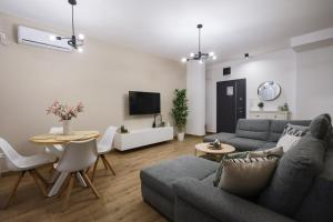 sala de estar con sofá y mesa en North Views Luxury Apartment, en Subotica
