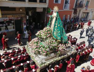a float with a woman in a dress in a parade at Alojamiento Rural in Tobarra