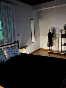 una camera con letto, specchio e finestra di Memory luxury studio The sibling apartments a Mytilinioí