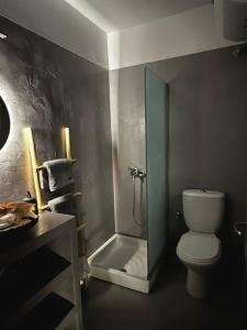W łazience znajduje się prysznic, toaleta i umywalka. w obiekcie Memory luxury studio The sibling apartments w mieście Mytilinioí