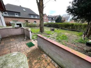 a backyard with a yard with a tree and a house at Bollgarten Apartment 8 in Cologne