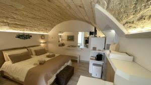 a bedroom with a bed and an arched ceiling at Romantico Monolocale nel cuore di Otranto con garage in Otranto