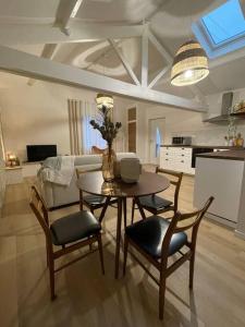 salon ze stołem, krzesłami i kanapą w obiekcie L'escapade w mieście Milly-la-Forêt
