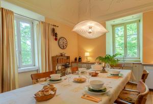 - une salle à manger avec une table et des chaises dans l'établissement Svastics kúria, à Szentgáloskér