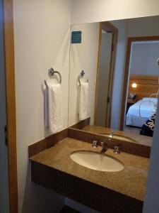 y baño con lavabo y espejo. en Wafeh Flats em San Diego Lourdes, en Belo Horizonte