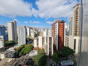 uma vista para uma cidade com edifícios altos em Wafeh Flats em San Diego Lourdes em Belo Horizonte