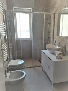 bagno con 2 lavandini, doccia e servizi igienici di Gallipoli - Lido S. Giovanni - 200 meters from the sea a Gallipoli