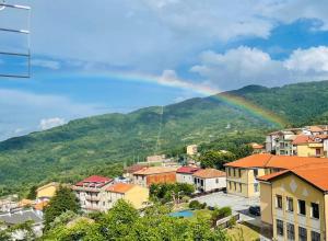 un arc-en-ciel au-dessus d'une ville avec une montagne dans l'établissement TibetiAmo, à Castelsaraceno