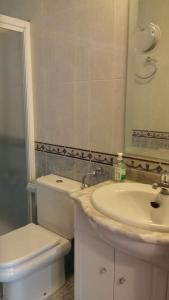 A bathroom at Piso acogedor con Parking