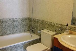 A bathroom at Piso acogedor con Parking Még 7 kép