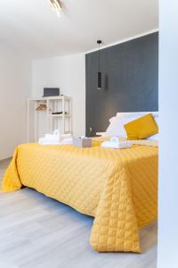 - un lit jaune avec une couverture jaune dans l'établissement TibetiAmo, à Castelsaraceno