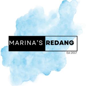 un signo que dice marinaias enrojeciendo en un azul en Marina's Redang Boat, en Redang Island