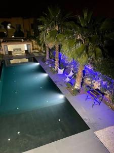 Вид на басейн у Luxury Palm Villa або поблизу