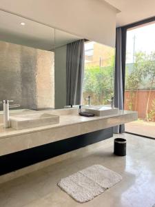 Ванна кімната в Luxury Palm Villa