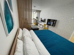 Urban 1 - Apartment for modern nomads في إسكوبية: غرفة نوم مع سرير وغرفة معيشة