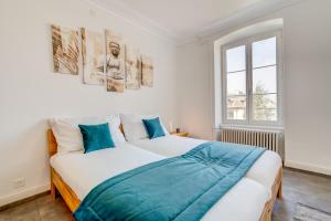 Un dormitorio con una cama grande y una ventana en The 5 Continents II by Stay Swiss, en Porrentruy