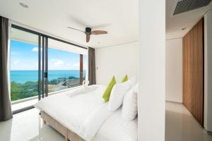 Ένα ή περισσότερα κρεβάτια σε δωμάτιο στο Samui Relax Airfreshing Privacy Modern Luxury Seaview Natural Rainforest Infinity Pool Villa With 3 Beds Suits With Housekeeper