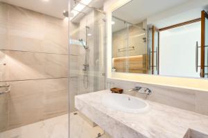 Ένα μπάνιο στο Samui Relax Airfreshing Privacy Modern Luxury Seaview Natural Rainforest Infinity Pool Villa With 3 Beds Suits With Housekeeper