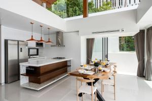 Η κουζίνα ή μικρή κουζίνα στο Samui Relax Airfreshing Privacy Modern Luxury Seaview Natural Rainforest Infinity Pool Villa With 3 Beds Suits With Housekeeper