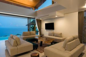 Μια τηλεόραση ή/και κέντρο ψυχαγωγίας στο Samui Relax Airfreshing Privacy Modern Luxury Seaview Natural Rainforest Infinity Pool Villa With 3 Beds Suits With Housekeeper