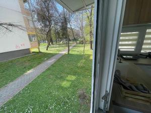 Blick auf einen Hof aus einem Fenster eines Gebäudes in der Unterkunft Urban 1 - Apartment for modern nomads in Skopje