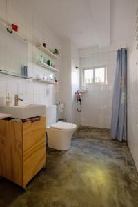 y baño con aseo, lavabo y bañera. en El apartamentito de Casa del Abuelo, en Isla Canela