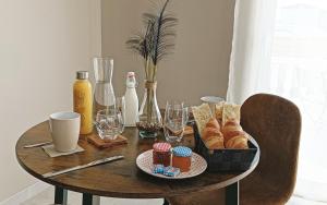 - une table avec une assiette de pâtisseries et de verres dans l'établissement Villa Semaphore, à Salin-de-Giraud