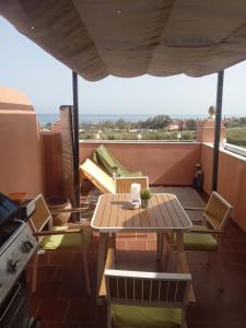 馬尼爾瓦的住宿－urb. los hidalgos golf，阳台的天井配有桌椅