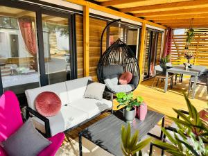 Iris Holiday Homes的休息区