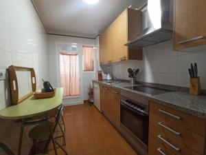 Kuchyň nebo kuchyňský kout v ubytování Precioso apartamento con terraza y vistas al mar