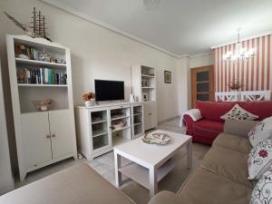 TV a/nebo společenská místnost v ubytování Precioso apartamento con terraza y vistas al mar
