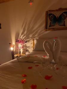 a bedroom with a bed with two butterflies on it at Hospedaria Sol & Lua in São Bento do Sapucaí