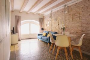 Prostor za sedenje u objektu Revamped historic 3 rooms apartment in Barcelona center