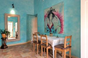 una sala da pranzo con tavolo, sedie e specchio di Lotus apartment a Szentendre