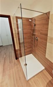 eine Dusche mit Glaskabine im Bad in der Unterkunft Appartamento Girasole in Ledro