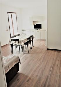 eine Küche und ein Esszimmer mit einem Tisch und Stühlen in der Unterkunft Appartamento Girasole in Ledro