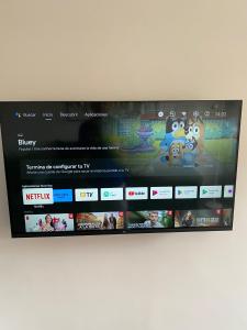 Televízia a/alebo spoločenská miestnosť v ubytovaní Apt céntrico con vistas y piscinas