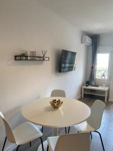 Televízia a/alebo spoločenská miestnosť v ubytovaní Apt céntrico con vistas y piscinas