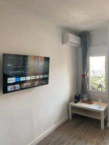Televízia a/alebo spoločenská miestnosť v ubytovaní Apt céntrico con vistas y piscinas